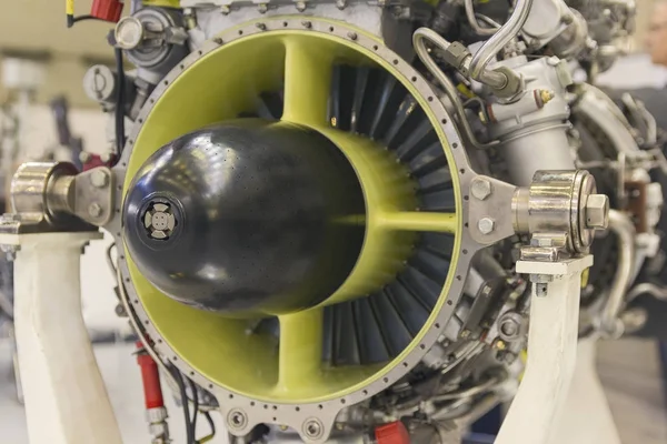 Motor de aviação em stand close up. Indústria — Fotografia de Stock