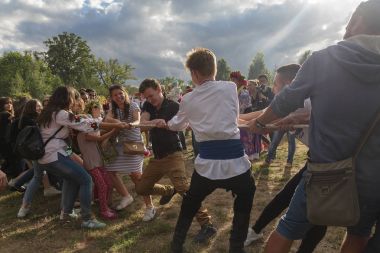 Kiev, Ukrayna - 6 Temmuz 2017: Çocuklar ve kızlar Ivan Kupala Halk Festivali kutlamaları ipi