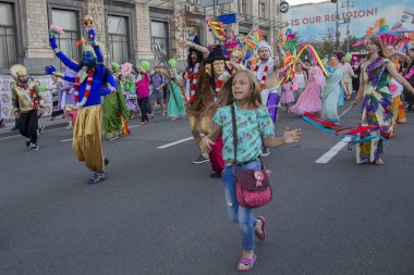 Kiev, Ukrayna - 30 Temmuz 2017: Khreshchatyk'a Caddesi üzerinde Vedik festival süresince Hare Krişnalara alay