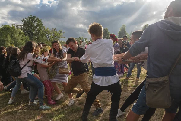 Kiev, Ukraine - July 6, 2017: Guys and girls pull the rope at the celebration of the folk festival of Ivan Kupala — Stock Photo, Image
