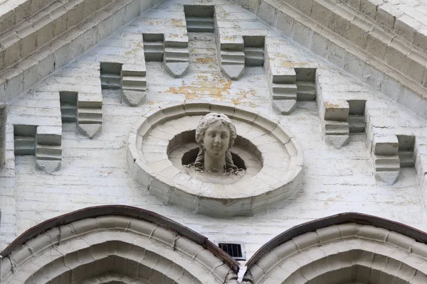 Escultura de la cabeza sobre la fachada del antiguo edificio. Kiev, Ucrania — Foto de Stock