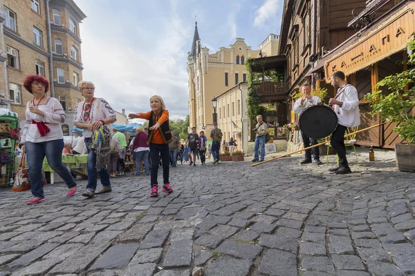 Kiev, Ucrania - 24 de agosto de 2017: Pueblos y turistas en el Descenso Andreevsky - la parte histórica de la ciudad — Foto de Stock