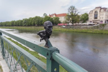 Uzhhorod, Ukrayna - 27 Nisan 2016: TransKarpatya sanatçı Tivadar Chontvari Uz Nehri set of Küpeşte küçük bronz heykeli