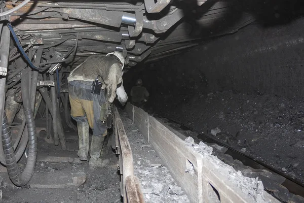 Miners are in the close tunnel of the underground mine. Ukraine, Donbass — Stock Photo, Image