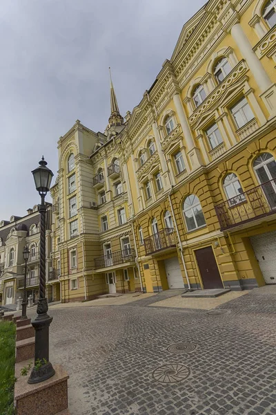 Latarnia i fasada budynku w stylu retro. Architektura — Zdjęcie stockowe