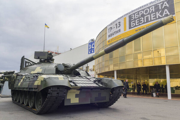 Киев, Украина - 13 октября 2017 года: Модернизированный танк украинского производства на выставке "Оружие и безопасность 2017"
"