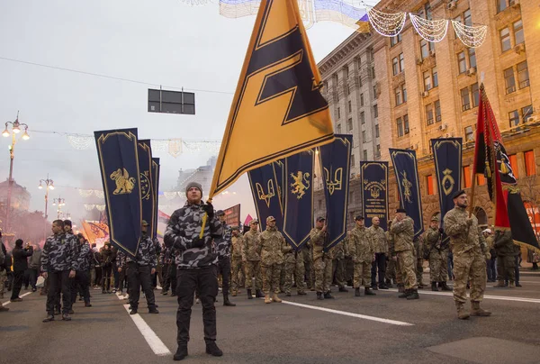 Kiev, Oekraïne - 14 oktober 2017: Nationalistische partijen en bewegingen tijdens de Mars op de verjaardag van de oprichting van het Oekraïense leger — Stockfoto