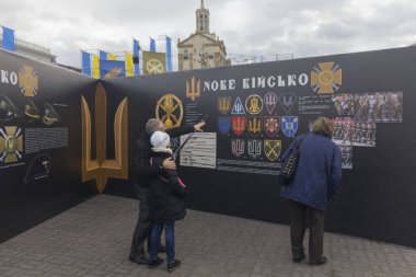 Kiev, Ukrayna-30 Ekim 2017: vatandaşlar Ukrayna ordusunun oluşturulması yıldönümünde Bağımsızlık Meydanı 'nda tarihsel malzemeler düşünün. Plak 