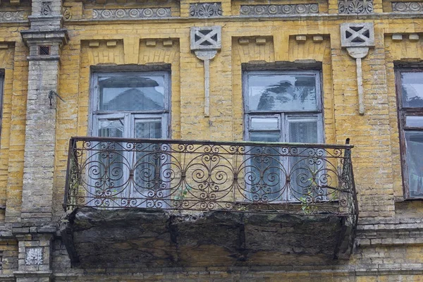 Старый аварийный балкон ретро-здания. Архитектура — стоковое фото