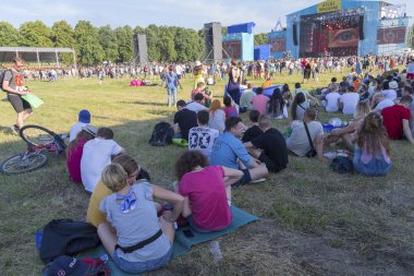 Kiev, Ukrayna - 28 Haziran 2017: Fanlar Ulusal Expocenter Atlas Müzik Festivali'nde aşamada yakınındaki çimenlerin üzerinde.