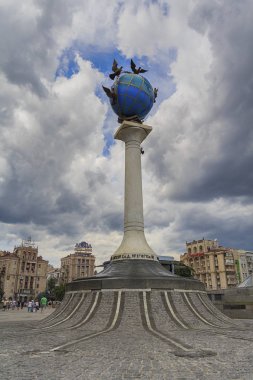 Kiev, Ukrayna - 02 Temmuz 2017: Heykeli mavi bir karasal globe Kiev, Bağımsızlık Meydanı çevresinde barışın güvercinler ile