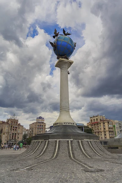 Kyjev, Ukrajina - 02 červenec 2017: Socha modrý Nebeský Globus s holubice míru kolem něj v Kyjevě, náměstí nezávislosti — Stock fotografie