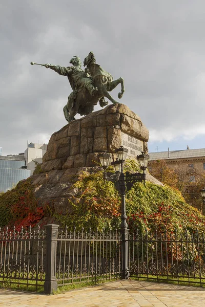 Monument voor Bogdan Khmelnitsky op Sophia Plein. Kiev, Oekraïne — Stockfoto