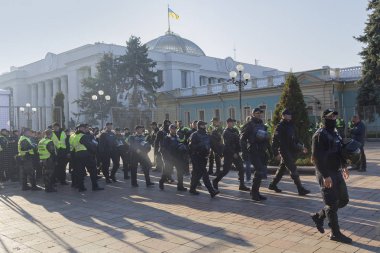 Donetsk, Ukrayna - 18 Ekim 2017: Polis Verkhovna Rada building protesto eylemleri sırasında yakınındaki