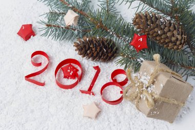 Rakamlar kağıt, Noel ağacı ve koniler kesti. Yeni yıl