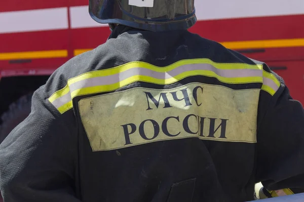 Záchranář v uniformách s nápisem "Ministerstvo vnitřních záležitostí z Ruska" v ruštině — Stock fotografie