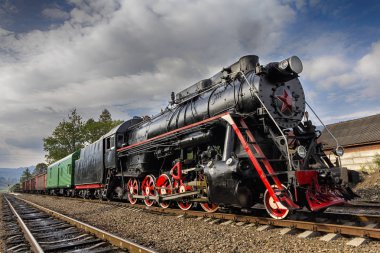 Retro Sovyet lokomotif istasyonunda kırmızı yıldızla. Taşıma