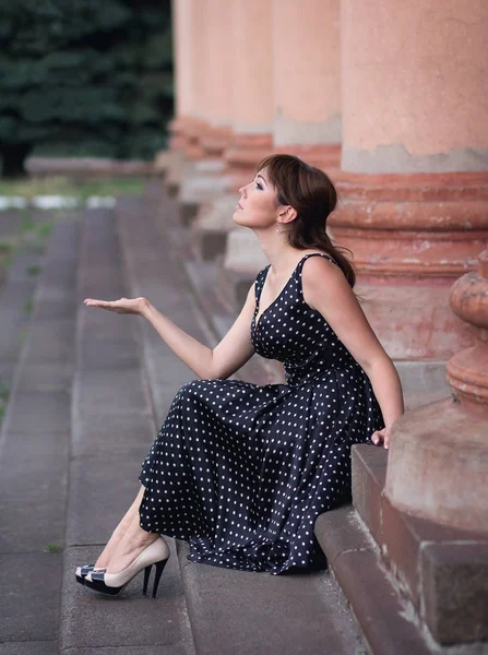 Hermosa mujer caucásica vestida en estilo retro. Gente — Foto de Stock