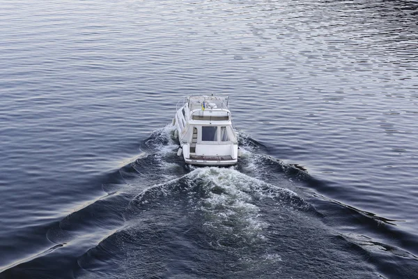 Veloz barco a motor blanco de lujo en la superficie del agua. Transportes —  Fotos de Stock