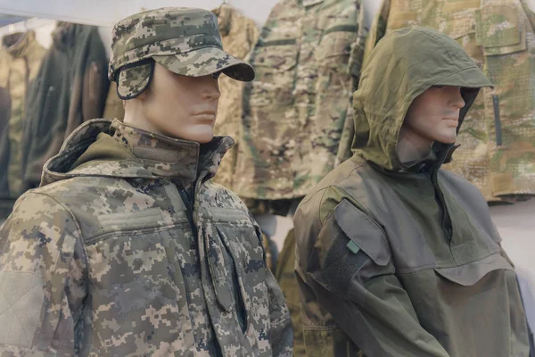 Manichini in uniforme militare mimetica in un negozio. Esercito — Foto Stock