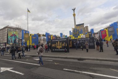 Kiev, Ukrayna - 30 Ekim 2017: Vatandaşlar etrafında sahne görsel ajitasyon ile bağımsızlık Meydanı'nda Ukrayna ordusu oluşturulması yıldönümünde dolaşmak. Yazıtlar 