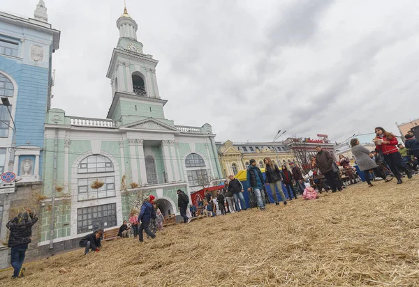 Kiev, Ukraina - 01 oktober 2017: medborgare och turister på kontrakt Square under mässan — Stockfoto