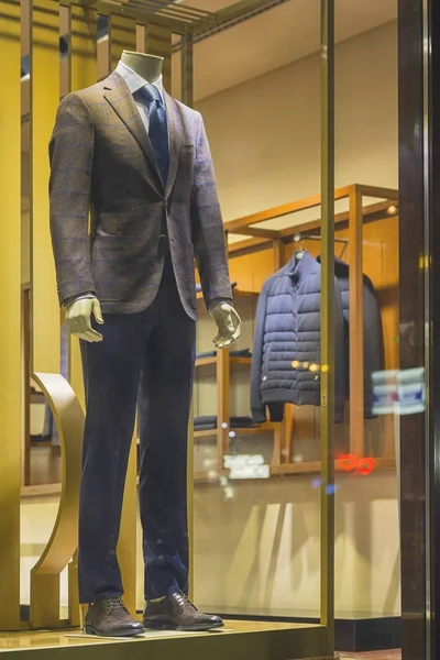 Maniquí de hombre con traje en un escaparate de la tienda. Venta — Foto de Stock