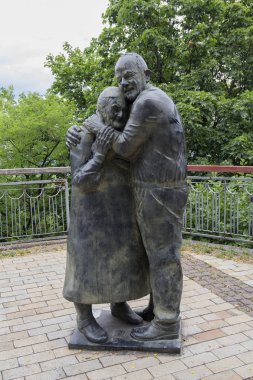 Kiev, Ukrayna - 24 Haziran 2017: Anıt İtalyan esiri Luigi Pedutto savaş ve zorunlu çalışma Ukrayna Mokrin Yurzuk cehenneme. Ayrılık 60 yıl sonra toplantı