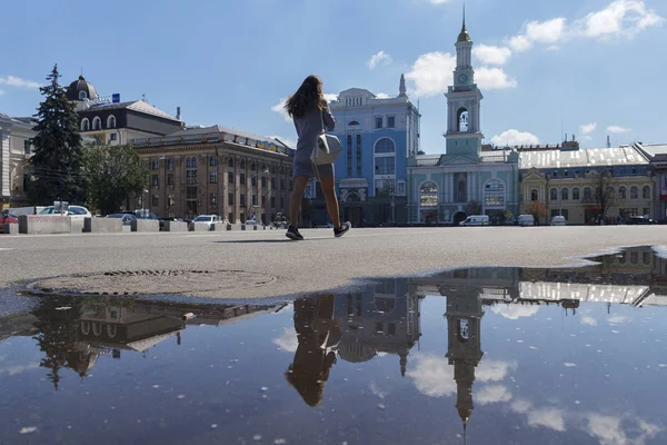 Kiev, Ucrania - 09 de agosto de 2017: Niña camina por la Plaza de los Contratos después de una lluvia — Foto de Stock