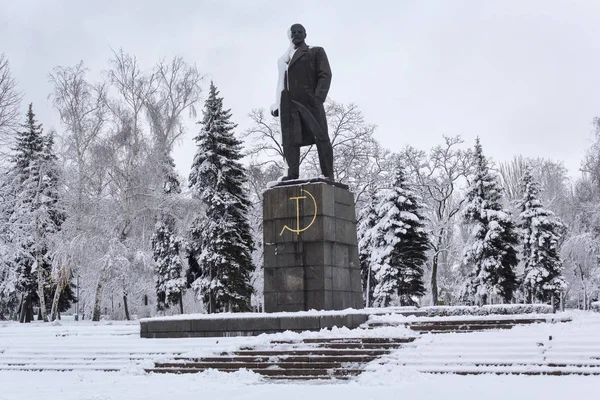 Monument to the communist leader Lenin in a snow-capped city. Makeevka, Ukraine — Stock Photo, Image