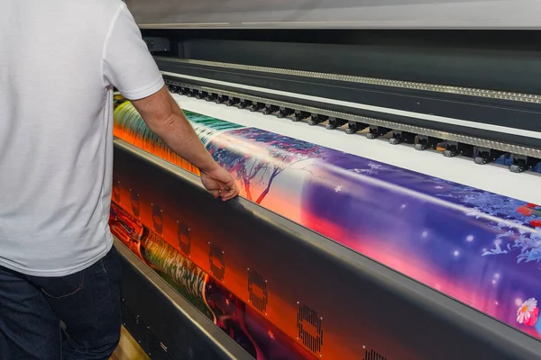 Large-format printing machine in the printing house. Industry — Stock Photo, Image