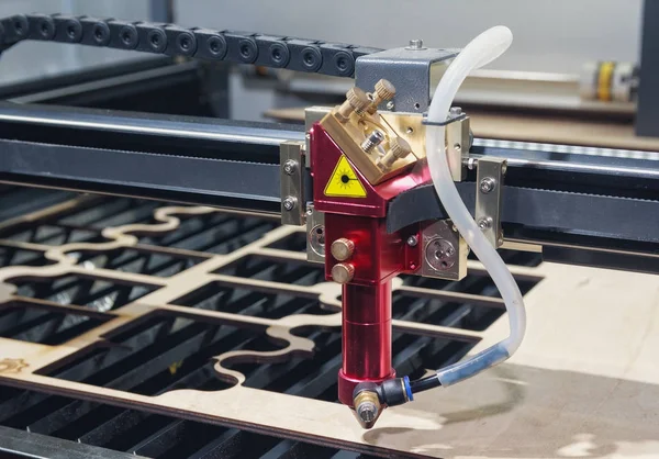 Lazer makine kesim kontrplak kapatın. Sanayi