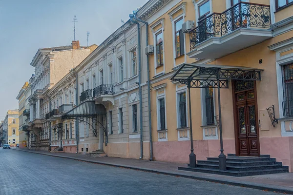 Calle con un hermoso edificio de estilo clásico. Odessa, Boulevard Primorsky — Foto de Stock