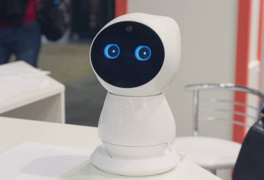 Güzel bir ev robot masanın üzerinde. Elektronik