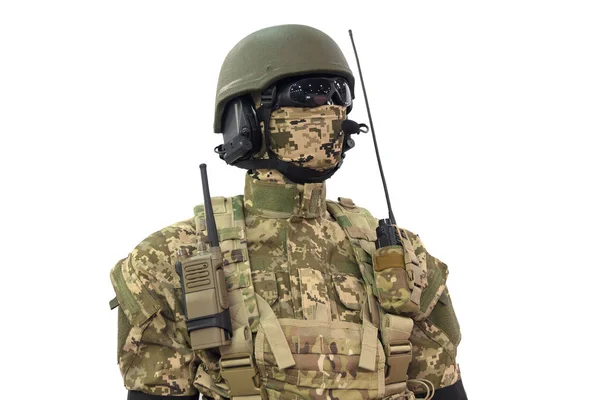 Μανεκέν στο κράνος, στρατιωτική στολή και με εργαλεία επικοινωνίας που απομονώνονται σε λευκό φόντο. Όπλα — Φωτογραφία Αρχείου