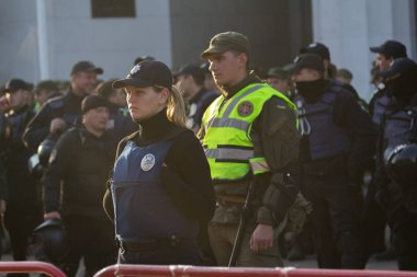 Kiev, Ukrayna - 18 Ekim 2018: Parlamento Binası koruma cordon duran polis kadın