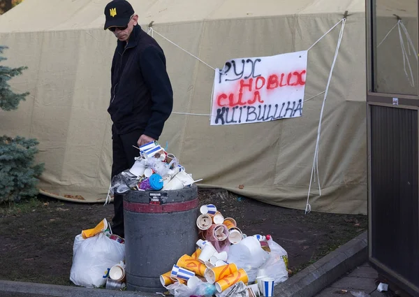 Kiev, Ukraine - 18 octobre 2018 : Les partisans du parti politique de Mikhaïl Saakachvili dans un camp de tentes près du bâtiment du Parlement — Photo