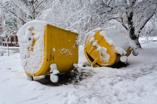 Yellow trash can covered with snow. Municipal economy — Stock Photo, Image