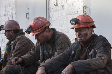 Makeevka, Ukrayna - 30 Ekim 2012: Madenciler mayının Yasinovskaya-Glubokaya duman robochy vardiyadan sonra