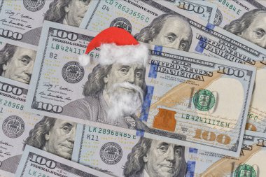 Benjamin Franklin bir faturası Noel Baba şapkalı. Noel süsleri