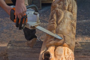 Testere bitki efendinin elini bir ağaçtan heykel. Sanat