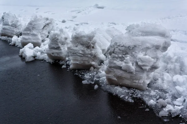 Yol asfalt ve yol kenarında kar. Kış