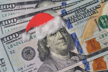 Benjamin Franklin bir faturası Noel Baba şapkalı. Noel süsleri