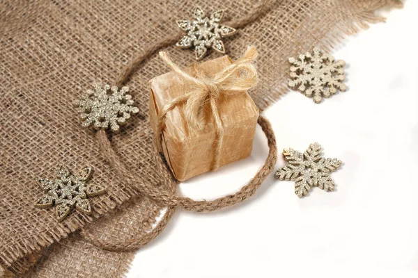 Geschenk in retro stijlen en kerstversiering geïsoleerd op een witte achtergrond. Kerst — Stockfoto