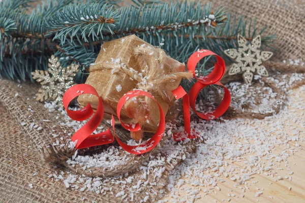 Kerstmis een kaart met een geschenk en cijfers 2018 — Stockfoto