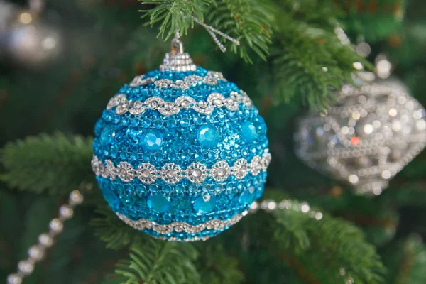 在冷杉树特写镜头上闪闪发光的蓝色球。圣诞装饰品 — 图库照片