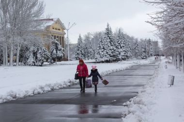 Makeevka, Ukrayna - 22 Kasım 2017: ilk kar yağışı şehir merkezi sokak üzerinde yürüyen insanlar