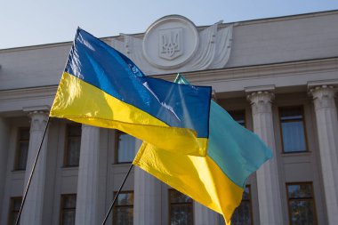 Ukrayna bayrağı Parlamento Binası yakınındaki gelişmekte olan. Ukrayna