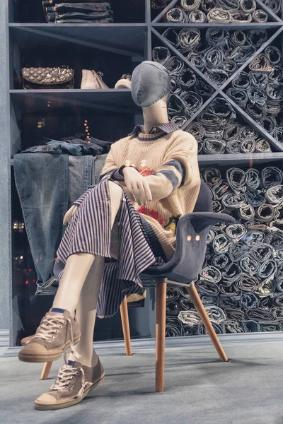 Maniquí femenino en el escaparate de ropa vaquera. Moda — Foto de Stock