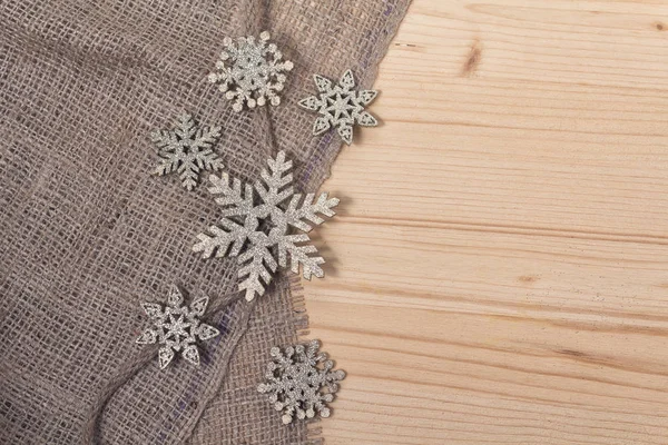 Flocons de neige stylisés sur une surface en bois. Décorations de Noël — Photo